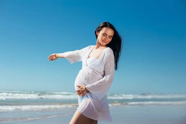 Akdeniz sahilinde yürüyen hamile kadın — Stok fotoğraf