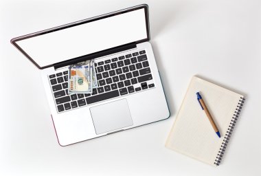 Para demetleri ile masada boş dizüstü bilgisayar monitörü