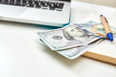 Yakın çekim banknot üzerinde kalem ile not etmek