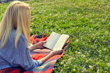 Kitap okuyan bir kızın arkasından görünüm