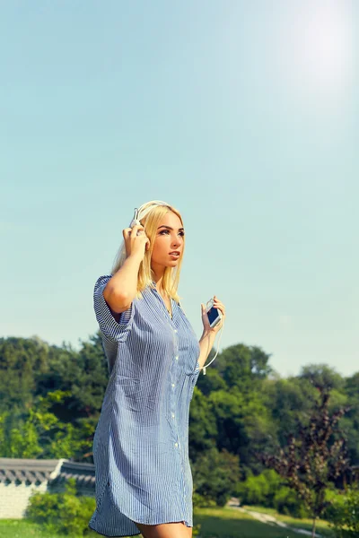 Retrato de uma mulher bonita alegre ouvindo música — Fotografia de Stock