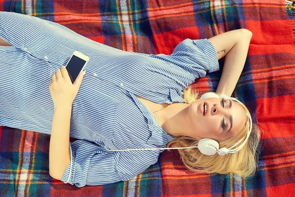 Vista dall'alto della ragazza che ascolta musica in streaming con le cuffie — Foto Stock