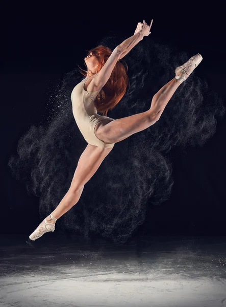 Bailarina de salto alto y la explosión de polvo blanco — Foto de Stock