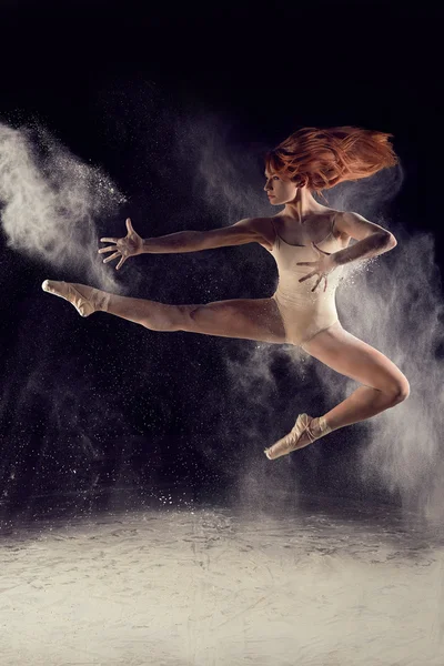 Bailarina de salto alto y la explosión de polvo blanco — Foto de Stock