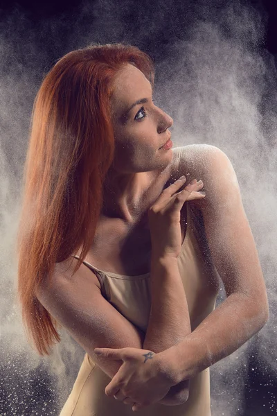 Portret tancerki redheaded woman — Zdjęcie stockowe