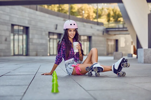 Kahve ile paten keyfi mutlu genç kız — Stok fotoğraf