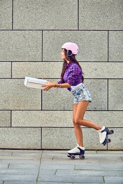 Entrega rápida de menina esportiva em patins — Fotografia de Stock