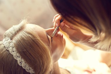 genç güzel bir gelin düğün makyaj uygulamak