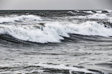 Fırtına deniz yüksek ve küçük dalgalar ile