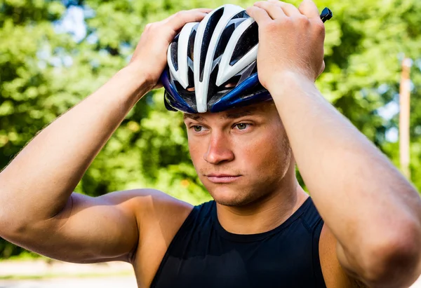 Profesjonalnych rowerzystów nosić kask dla jego bezpieczeństwa — Zdjęcie stockowe