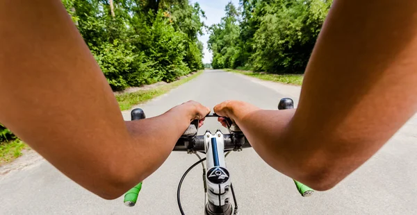 Radfahren im Wald. Blickwinkel vom Kopf des Radfahrers — Stockfoto