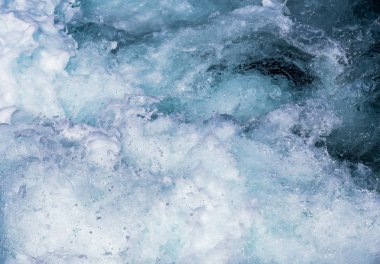 beyaz köpük ve kabarcıklar ile deniz suyu kaynayan