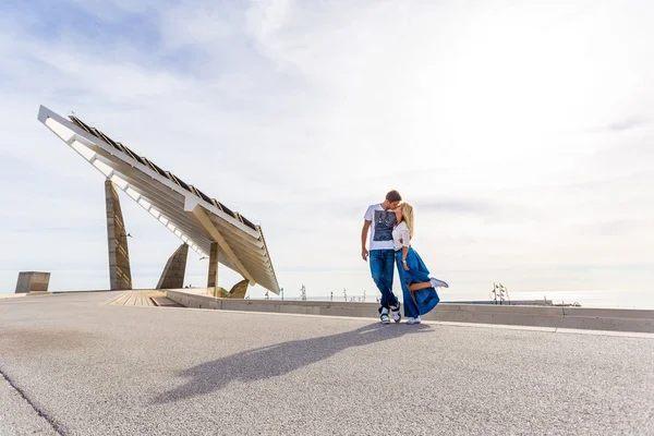 Casal bonito beijando no fundo do mar — Fotografia de Stock