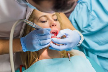 Dişlerini bir diş cerrahi muayene olan kız