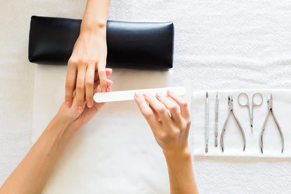 İstemciler çivi dosyalama güzellik uzmanı