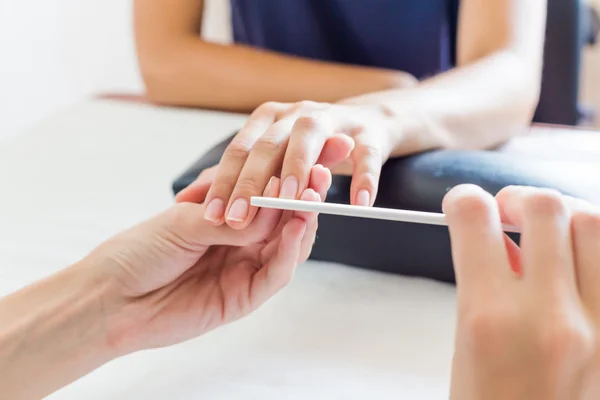 Uitvoeren van een professionele manicure manicure — Stockfoto