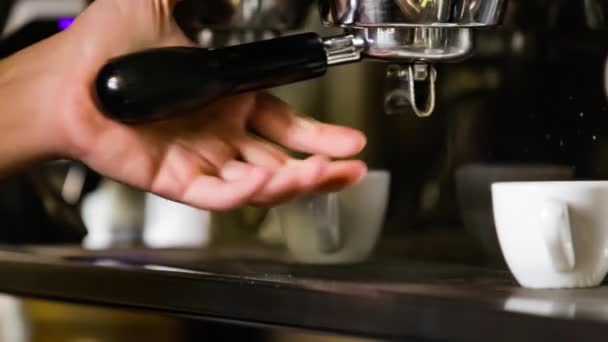 Barista maakt twee espresso in koffie bar — Stockvideo