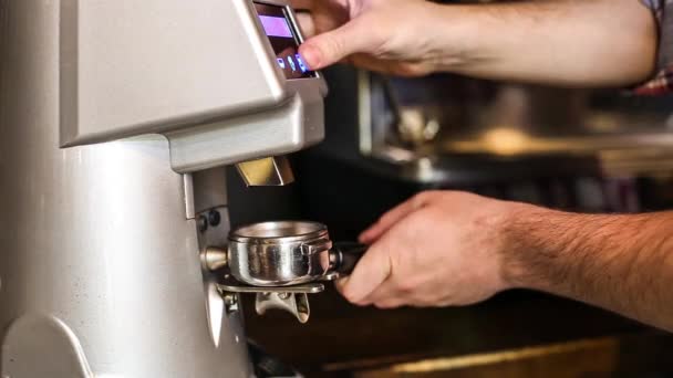 Café moagem no moinho de café em adulteração por barista — Vídeo de Stock