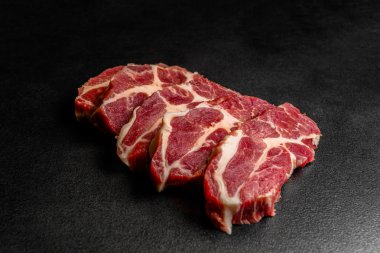 Siyah arka plan üzerine çiğ domuz parçaları kadar kapatın