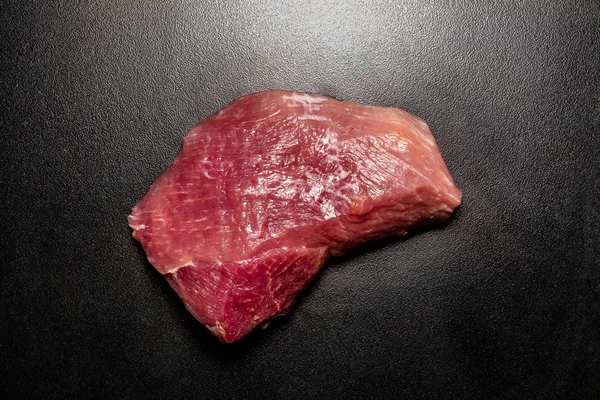 Overhead melihat potongan daging mentah besar — Stok Foto