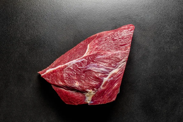 Overhead melihat daging mentah segar di dek hitam — Stok Foto