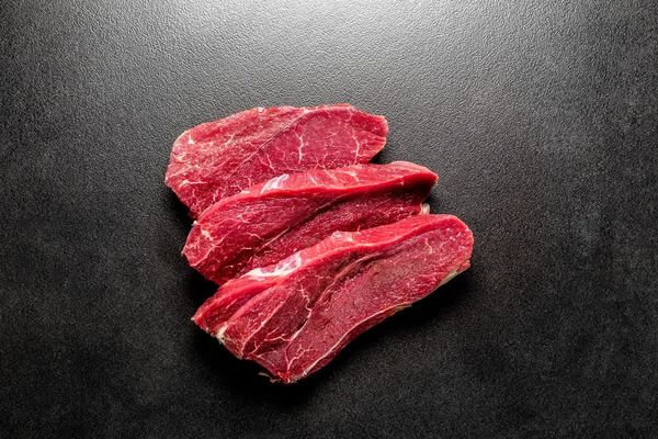 Boom verse rauwe beefsteaks — Stockfoto