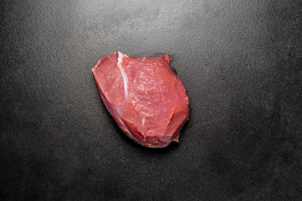 Bovenaanzicht ogen ronde rundvlees op zwart — Stockfoto