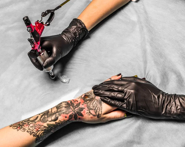 Dövme kabul boya salonda