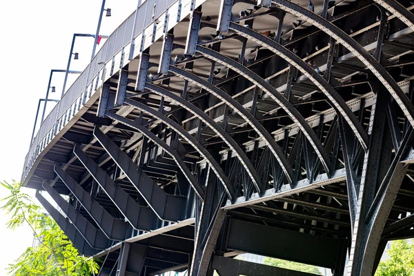 Stedelijke grijze metalen brug op zonnige dag — Stockfoto