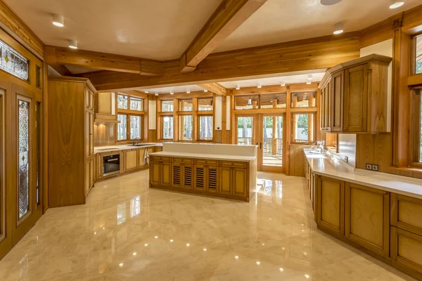 Cuisine en bois dans une maison écologique — Photo