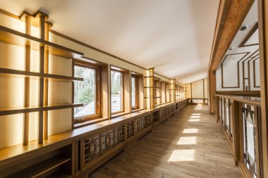 Parke duvarlar ile iç koridor