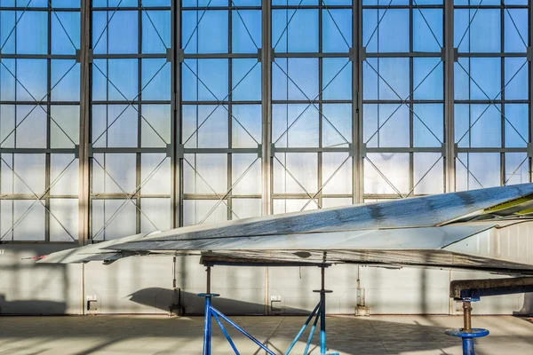 Dettaglio del piano stand in hangar — Foto Stock