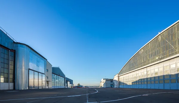 A área entre hangares de aeronaves — Fotografia de Stock