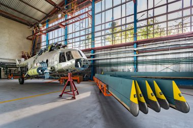 Helikopter onarım stand hangarda