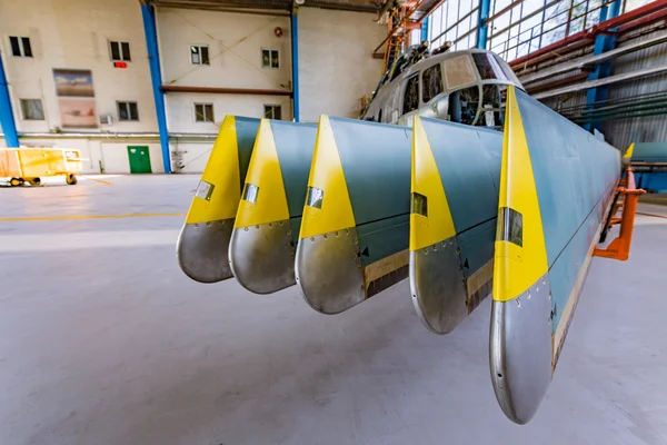 Helikopter rotor bıçak hangarda