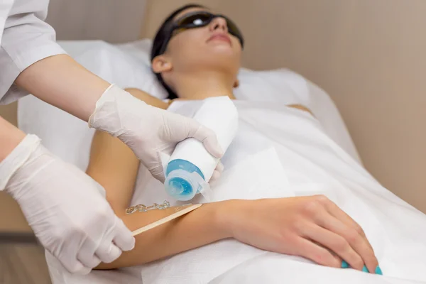 Kosmetolog sätta Kylande gel laserbehandling — Stockfoto