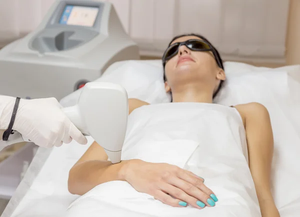 Laser épilation sur les dames main dans le salon de beauté — Photo