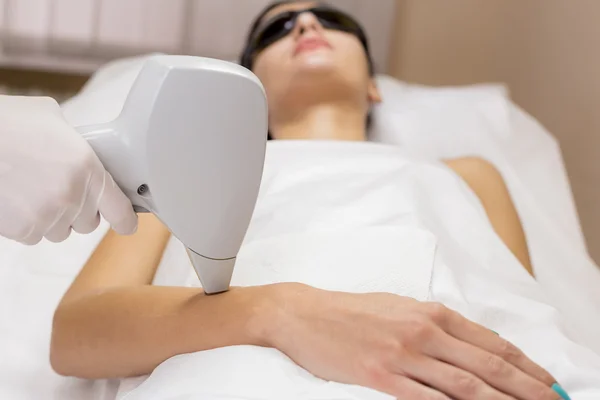 Laser hair removal on client hand in beauty salon — Stockfoto