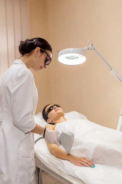 Laser-Enthaarung und Hautpflege im Wellnessbereich — Stockfoto