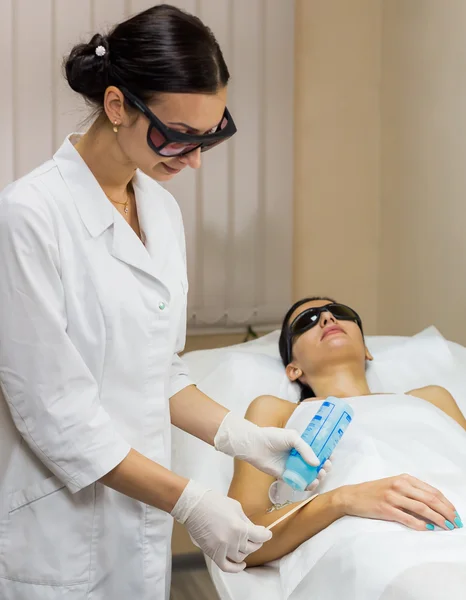 Preparação esteticista epilation tratamento a laser — Fotografia de Stock