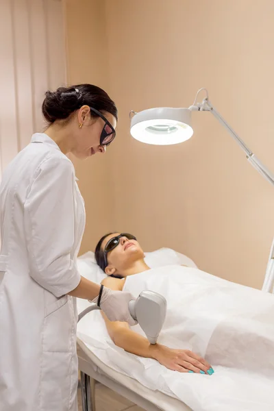 Depilação a laser e tratamento da pele no spa — Fotografia de Stock
