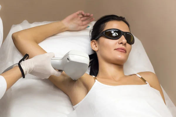 Kvinna med underarm Laser hår borttagning epilering — Stockfoto