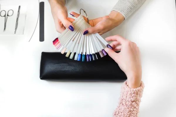 Woman chose cats-eye color shellac for nail — Stock Fotó