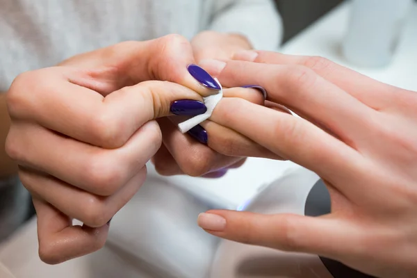 Manicura maneja uñas de paño de algodón blanco estéril —  Fotos de Stock