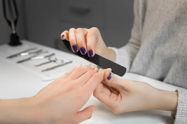 Proceso de manicura con lima de uñas en salón de belleza —  Fotos de Stock