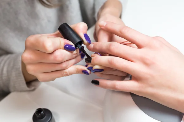 Hermoso proceso de manicura con esmalte de uñas — Foto de Stock