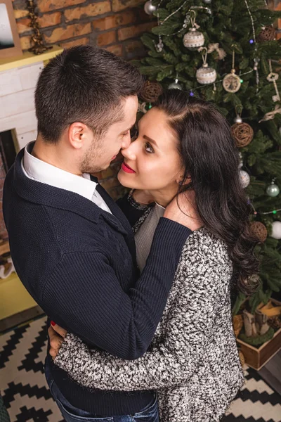 Vista superior amor pareja abrazando la chimenea de Navidad —  Fotos de Stock