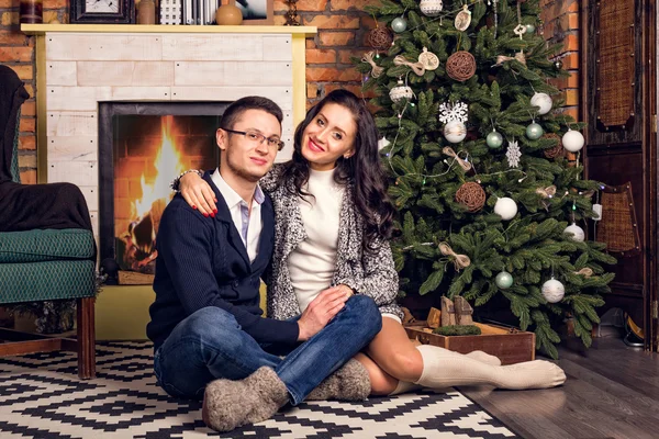 Pareja sentada en el suelo Sala de estar de Navidad — Foto de Stock