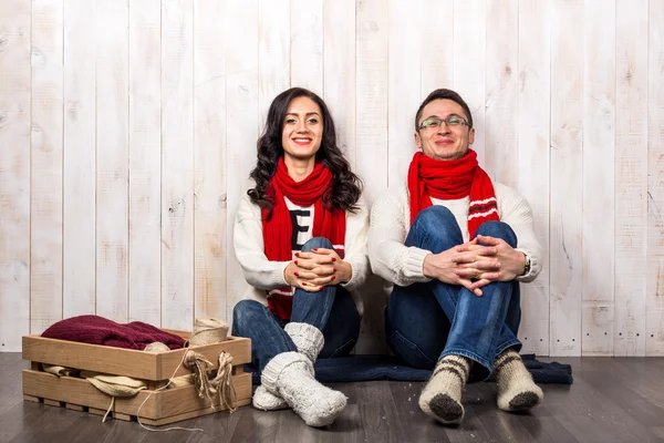 Glückliches junges Paar im weihnachtlichen Kleid — Stockfoto