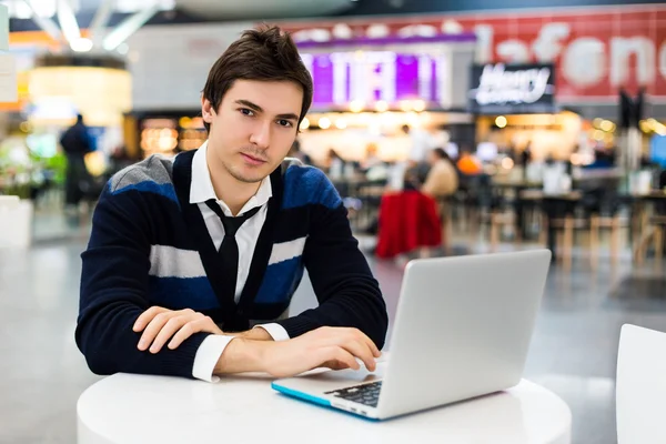 Portretul unui om zâmbitor care lucrează pe laptop în aer liber — Fotografie, imagine de stoc